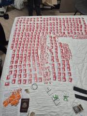 В Адыгее силовики накрыли мошеннический колл центр Двое 19 летних жителей Томской области решили подзаработать на телефонном мошенничестве На съёмной квартире они устроили колл центр и работали операторами сим боксов устройств через которые звонили жителям разных регионов России По предварительным данным им удалось обмануть нескольких человек и похитить более 2 млн рублей Во время обыска силовики нашли и изъяли два сим бокса несколько мобильных телефонов и около 800 сим карт Кубанские Новости Мы в MAX