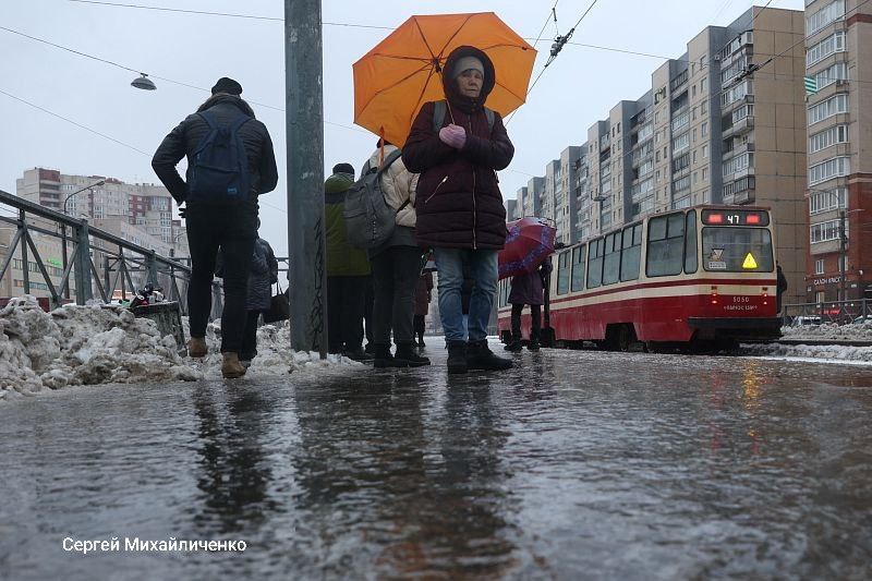 Прошедший ноябрь в Петербурге был самым пасмурным за 9 лет Солнце выглядывало лишь четыре раза зато осадки наблюдались КАЖДЫЙ день Первая декада прошедшего ноября была самой теплой за все время наблюдений а в рейтинге самых жарких ноябрей этот занял восьмое место с температурой 3 4 градуса Во второй половине месяца шел только снег причем в течение 12 дней Максимум температуры был 5 ноября 11 а минимум 19 ноября 5 fontankaspb