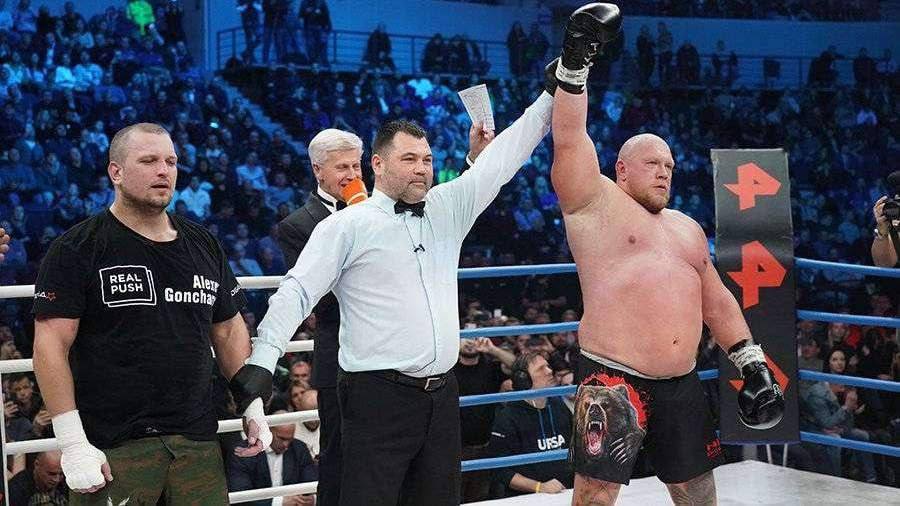Бронзового призёра чемпионата России по самбо Алексея Гончарова обвинили в избиении сотрудницы ночного клуба в Калининграде. Так он отреагировал на просьбу оплатить счёт. В ночь на 8 мая трое мужчин отдыхали в ночном клубе «Эйфория». По словам сотрудников заведения, одним из отдыхавших был 38-летний Гончаров. Компания внесла депозит за стол в размере 7500 рублей и села за столик. Когда пришло время расплачиваться, выяснилось, что мужчины съели и выпили на 16 000 рублей. Посмотрев на счёт, Гончаров с друзьями просто встали и пошли к выходу. Когда сотрудница заведения, 26-летняя Мария, попросила их оплатить недостающую сумму, гости заведения заявили, что уже внесли депозит и ничего больше платить не будут. Мужчины уже зашли в лифт, но Мария не давала им уехать. В итоге один из мужчин решил разобраться с девушкой своими методами: он просто сильно ударил её по лицу. После этого компания удалилась. Другие сотрудники заведения вызвали Маше скорую и полицию. Девушку госпитализировали в больницу, где ей диагностировали два перелома в районе левого глаза. Во время просмотра камер наблюдения, один из сотрудников узнал в нападавшем Гончарова. Сейчас полицейские ищут подозреваемого. При этом сотрудники заведения опасаются, что Гончаров сможет уйти от наказания благодаря своим связям. Картотека Все по полочкам