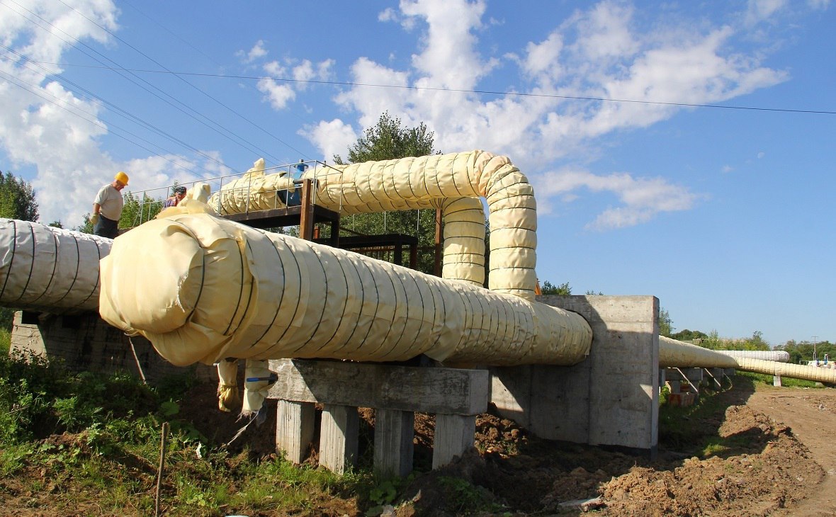 Омская Тепловая компания по суду взыскала с Омск РТС более 69 млн Почти 69 2 млн руб взыскано с АО Омск РТС в качестве задолженности за транспортировку тепла и горячей воды в 2022 2025 годах Соответствующее решение принял Арбитражный суд Омской области Речь идет о передаче тепловой энергии по сетям Тепловой компании в 38 домов находящихся по улицам Звездной Конева Красный Путь Лукашевича Масленникова Перелета Пригородной Туполева бульвару Кузьмина Космическому проспекту и Иртышской набережной В решении суда говорится что Тепловая компания работала с ежегодным убытком составляющим от 74 5 до 142 8 млн руб в том числе из за той самой недополученной выручки в 69 2 млн руб rbc omsk