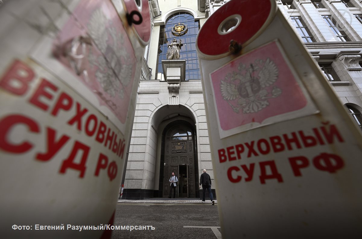 Верховный суд РФ признал что российский IT дистрибутор отвечает перед покупателем за прекращение поддержки ПО даже если в этом виноват иностранный правообладатель Прецедентное решение вынесено по спору со структурой IT холдинга Fplus продававшей сертификаты на техподдержку Hewlett Packard Enterprise HPE Нижестоящие суды возложили ответственность на американскую компанию которая и должна была оказывать услуги по поддержке своих продуктов но ушла из России Однако ВС счел что российский продавец должен вернуть часть денег покупателю как за некачественный товар Подписывайтесь на Ъ Оставляйте бусты