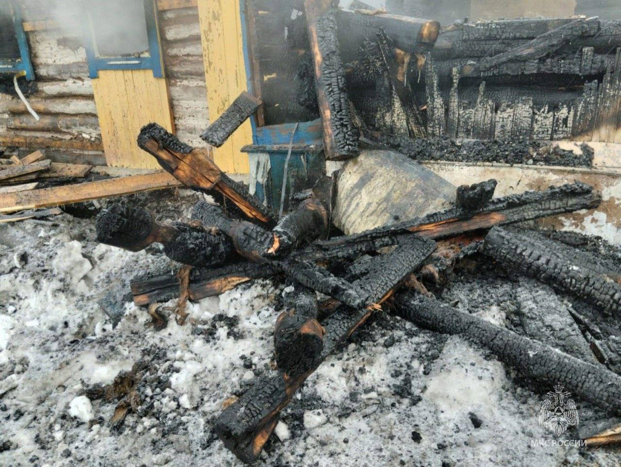 В Черемшанском районе Татарстана сгорел частный дом, хозяин погиб  Пожар случился в селе Подлесный Утямыш - загорелся бревенчатый дом площадью в 80 квадратных метров.   В процессе разбора сгоревших конструкций пожарные нашли тело 54-летнего  хозяина дома.    Как сообщили в ГУ МЧС России по Татарстану, причина пожара – неосторожность при курении.    Подпишитесь: