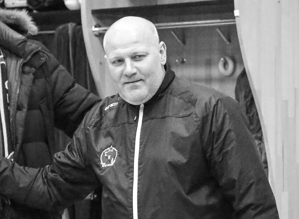 В Хабаровске скончался экс вратарь и тренер СКА Нефтяника Олег Андрющенко Пресс служба хабаровского хоккейного клуба СКА Нефтяник объявила об уходе из жизни многолетнего вратаря и тренера команды Олега Андрющенко Знаменитый спортсмен уроженец Биробиджана скончался 4 февраля в возрасте 48 лет Хоккейный клуб СКА Нефтяник выражает самые искренние и глубокие соболезнования родным и близким Олега Анатольевича todaykhv