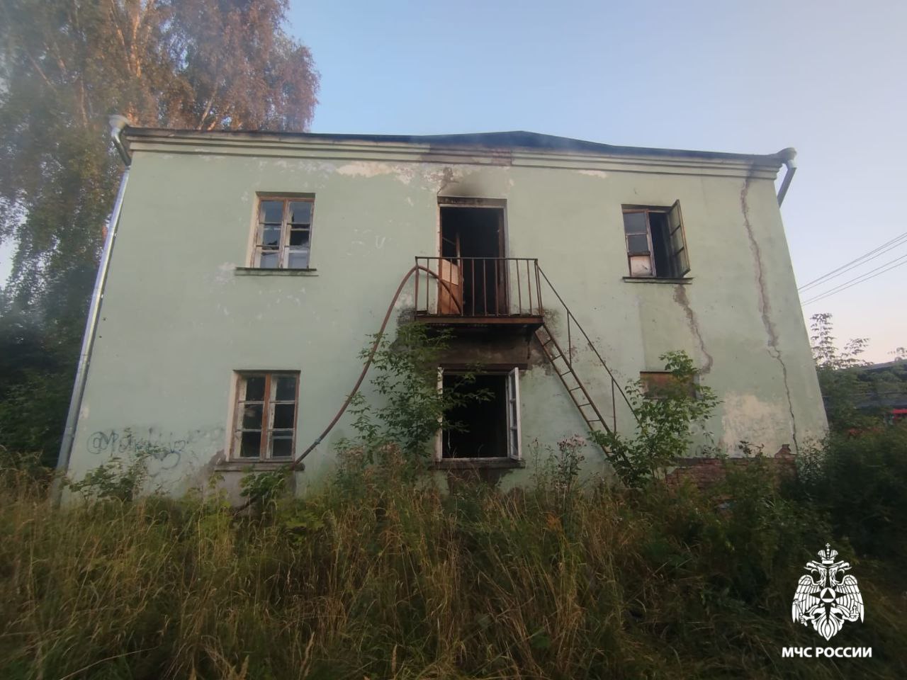 #СводкаЗаСутки #ПожарыЗаСутки   За прошедшие сутки сотрудники МЧС России ликвидировали 1 пожар   В 00:50 3 августа в МЧС России поступило сообщение о возгорании неэксплуатируемого строения на улице Маяковского в Нерехте. В 20:00 огнеборцы МЧС России полностью ликвидировали пожар. В результате происшествия огнем уничтожена кровля, выгорело внутри второго этажа по всей площади, внутри первого этажа на площади 200 кв.м. в двухэтажном неэксплуатируемом строении размером 15х50 м. Общая площадь пожара составила 750 кв.м. Предполагаемая причина – неосторожное обращение с огнем неустановленных лиц. Обстоятельства устанавливаются.    Соблюдай правила пожарной безопасности и ты предотвратишь трагедию!       ‍