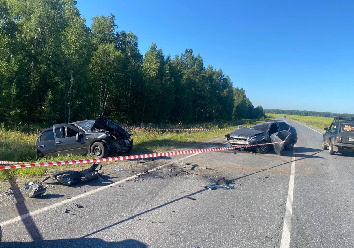 В Чебаркульском районе водитель Lada устроил смертельное ДТП и попытался скрыться   Сегодня утром на 30 километре трассы Чебаркуль — Уйское — Сурменево — Магнитогорск 31-летний водитель Lada Priora сначала выехал на обочину, а потом на полосу встречного движения. Там он врезался в автомобиль Lada Granta, которым управляла 47-летняя женщина.   Пассажирка Lada Granta погибла, водитель госпитализирована. Водителя Lada Priora правоохранители задержали в лесном массиве — он пытался скрыться с места ДТП.   : ГАИ Челябинской области     / Прислать новость