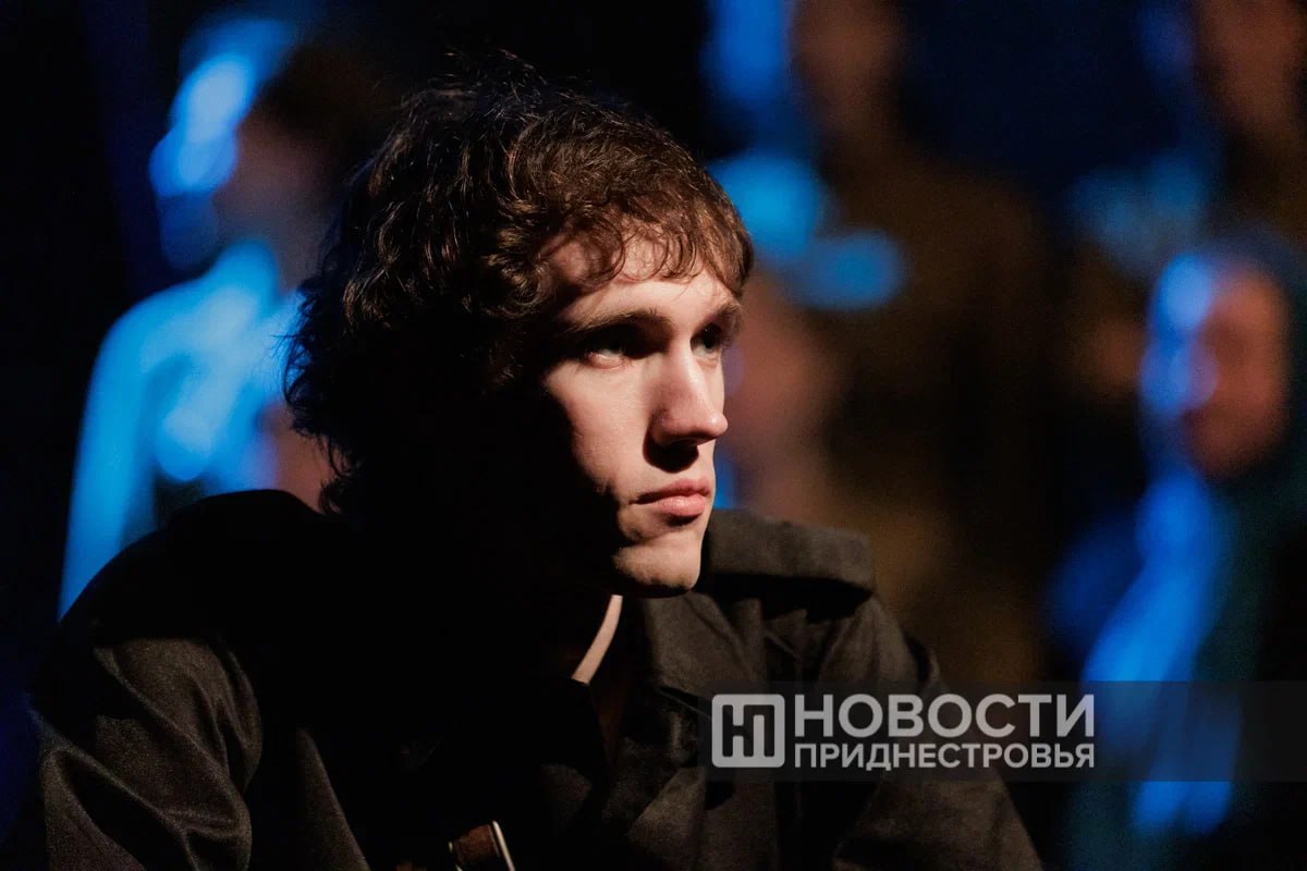 Это кадры премьеры Приднестровского государственного театра – спектакля «Судьба танкиста». Он поставлен по одноименной книге Ильи Соколова. Илья Соколов – писательский псевдоним Президента ПМР Вадима Красносельского. В центре сюжета – история любви двух молодых людей: Ивана Морозова и Екатерины Фроловой. Они только окончили школу, и тут приходит война. Иван становится танкистом, а Катя – медсестрой. «Судьба танкиста» – это о фронтовом товариществе, взаимовыручке, мужестве и беззаветном служении Отечеству. Это реальные судьбы людей из поколения победителей. Сегодня в зале аншлаг, свободных мест нет. Среди зрителей – и сам автор «Судьбы танкиста», Президент Вадим Красносельский. Спектакль можно будет увидеть еще и завтра, а также 22 июня.