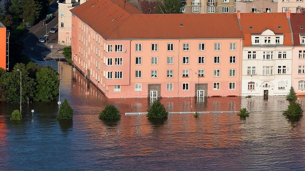 Круговорот воды на Земле стал неустойчивым и экстремальным Согласно новому отчёту Всемирной метеорологической организации ВМО круговорот воды становится всё более неустойчивым и экстремальным колеблясь между наводнениями и засухой что негативно влияет на экономику и общество В докладе о состоянии водных ресурсов в мире говорится что в 2024 году только около трети речных бассейнов мира имели нормальные условия Остальные показатели были либо выше либо ниже нормы шестой год подряд наблюдается явный дисбаланс 2024 год стал третьим годом подряд когда во всех регионах произошло массовое таяние ледников Многие регионы с небольшими ледниками уже достигли или вот вот пройдут так называемую пиковую водную точку когда таяние ледников достигает максимального годового стока после чего он уменьшается из за сокращения ледников Подробнее на Meteovesti ru