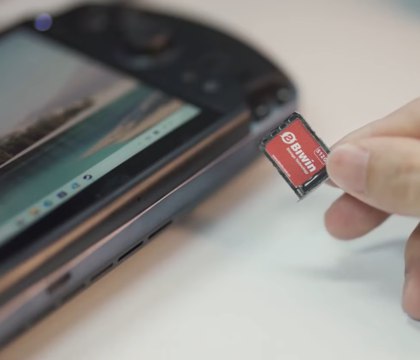 Biwin сделала Mini SSD — размеры чуть больше microSD, а скорости как у M.2-накопителей  Китайская компания Biwin разработала новый тип SSD, который сочетает в себе лучшее из двух миров: компактность карт памяти microSD и скорости M.2-накопителей. Biwin заявляет, что размеры ее нового накопителя составляют 15 × 17 × 1,4 мм, то есть меньше некоторых монет и чуть больше microSD.  Читать далее