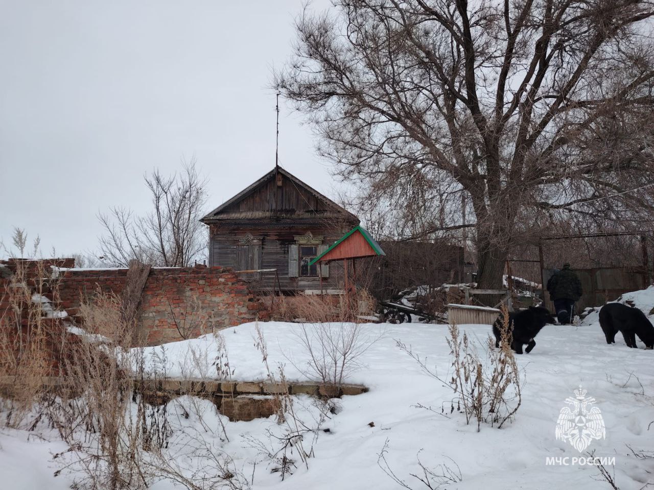 В Саратовской области за прошедшие сутки   Сотрудниками МЧС России потушены 11 пожаров, из них 4 раза горел мусор.    В Новых Бурасах горел нежилой дом на 40 квадратных метрах. Пожар тушили 2 пожарных расчёта.     В Энгельсе на Марины Расковой горел вагончик на 8 квадратных метрах. На тушение выезжали 2 пожарных расчёта.     В Энгельсе на Студенческой горел пассажирский автобус. Загорание на 8 квадратах потушил 1 пожарный расчёт.    В Балаковском районе сгорела кровля дачи на 16 квадратных метрах. Пожар потушили 2 пожарных расчёта.    В селе Малая Таволожка Пугачевского района пожар произошел в жилом деревянном доме на Октябрьской. Площадь пожара - 5 квадратных метров. Пострадал мужчина 1948 г.р., госпитализирован с отравлением продуктами горения. Причина пожара - перекал газовой печи. На тушение выезжали 2 пожарных расчёта. Смотри      В Саратове на 3 Кавказском тупике пожар произошел в частично расселенном доме в расселенной квартире. Площадь пожара - 30 квадратных метров. На тушение выезжали 3 пожарных расчёта.    В Ртищево на Радищева горело неэксплуатируемое здание на 14 квадратах. Загорание потушили 2 пожарных расчёта.