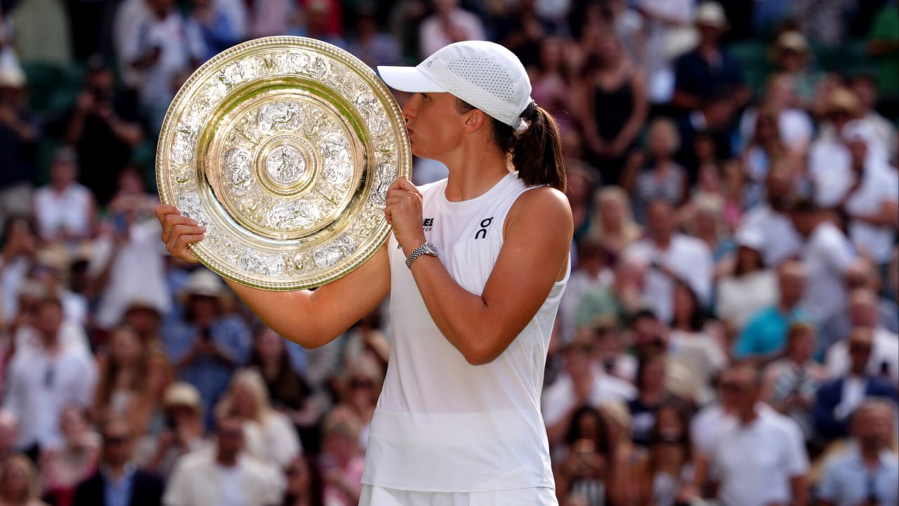 Ига Швёнтек выиграла Wimbledon Польская теннисистка обыграла в финале американку Аманду Анисимову. Встреча завершилась со счётом 6:0, 6:0. Матч длился 57 минут. Это первый с 1911 года случай, когда победительница турнира не проиграла в финале ни одного гейма, следует из данных на сайте турнира. 24-летняя Швёнтек впервые выиграла Wimbledon. Подпишись на «Говорит Москва»