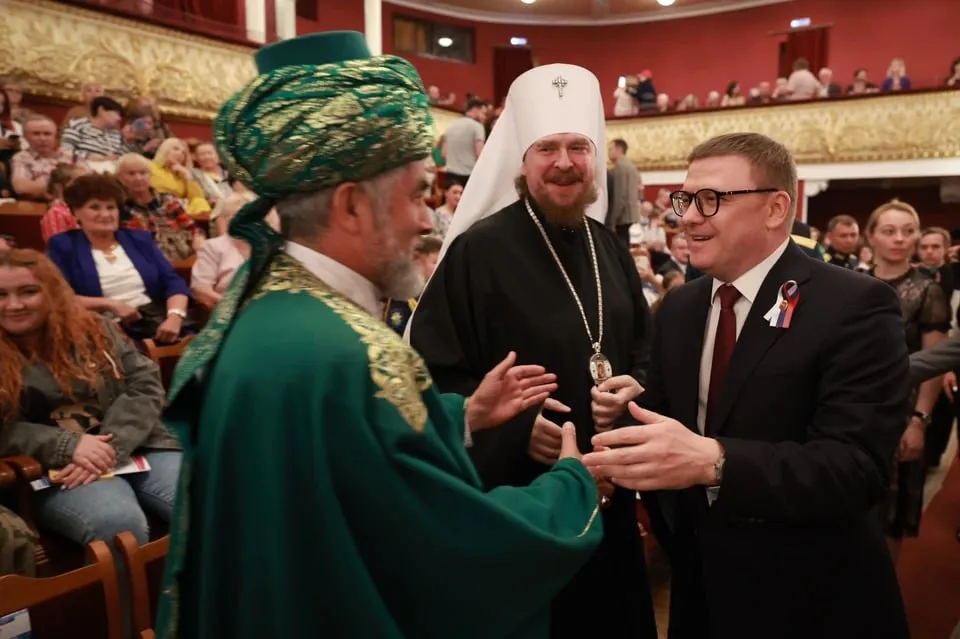 Алексей Текслер Нас скрепляют язык культура и религия В Челябинской области стартовала подготовка к Году единства народов России который объявлен президентом России Владимиром Путиным в 2026 году Губернатор Алексей Текслер провел заседание регионального оргкомитета где обсуждались ключевые мероприятия поддержка этнокультурных проектов и воспитание молодежи в духе межнационального согласия Южный Урал исторически был территорией где живут люди разных национальностей и вероисповеданий А традиционные мероприятия такие как Сабантуй и Бажовский фестиваль собирают и объединяют многие культуры Открывая заседание губернатор напомнил что в условиях спецоперации и внешнего давления сплочение народа проявилось особенно ярко Высокое звание Героя России носят представители разных национальностей подчеркивая дух единства народов защищающих свою Родину сказал Алексей Текслер Нам предстоит сделать этот год максимально содержательным Необходимо чтобы все мероприятия были направлены на укрепление народного единства и запомнились жителям региона   Подписаться на chelkp Мы в MAX