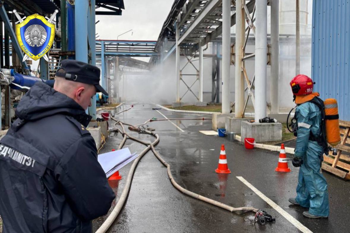 Следователи устанавливают обстоятельства травмирования рабочих на ОАО Беларуськалий По данным следствия 31 октября около13 часов в цехе мембранного электролиза 4 РУ ОАО Беларуськалий произошел разрыв пустой емкости из под соляной кислоты на открытой площадке Ударная волна вызвала повреждение соседнего резервуара с аналогичным химическим раствором По предварительным данным в результате происшествия пострадали 4 работника организации Все они доставлены в больницу сейчас им оказывается необходимая медицинская помощь На месте происшествия работает следственно оперативная группа Устанавливаются все обстоятельства и причины случившегося
