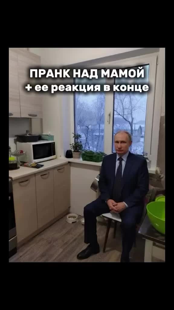 Путин вручает грамоту школьнице за хорошее поведение