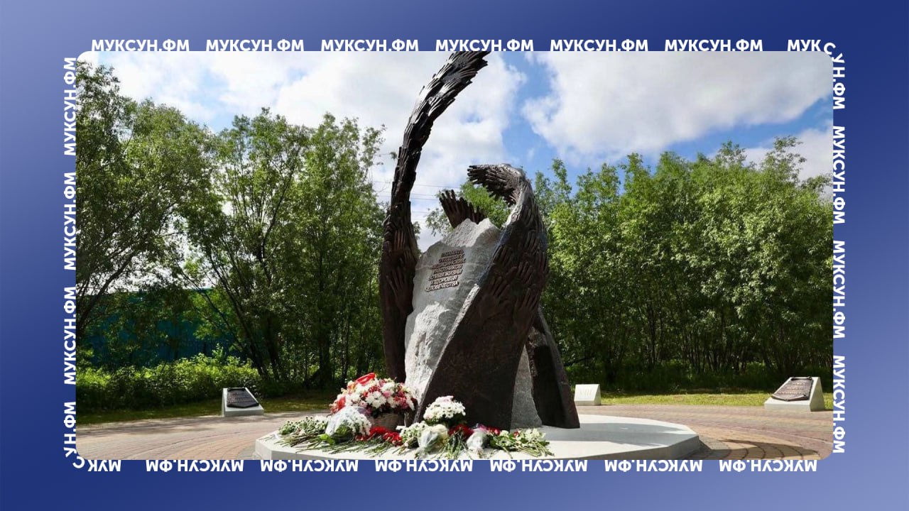 Жителей Сургута напугал памятник подвигу медиков с черными крыльями. Его торжественное открытие состоялось накануне, в День медицинского работника. Монумент, над которым трудились 2 года, занял свое место в сквере «Старожилов». В центре композиции камень, над которым возвышаются три огромных крыла. Они, по задумке авторов, являются воплощением «милосердия и спасения». Но если саму идею горожане поддержали, то ее воплощение, мягко сказать, удивило. В соцсетях композиция уже вызвала неоднозначные реакции. А как вам? Есть что рассказать или показать? Создавай картину дня – предложи свою новость! 8 8 8