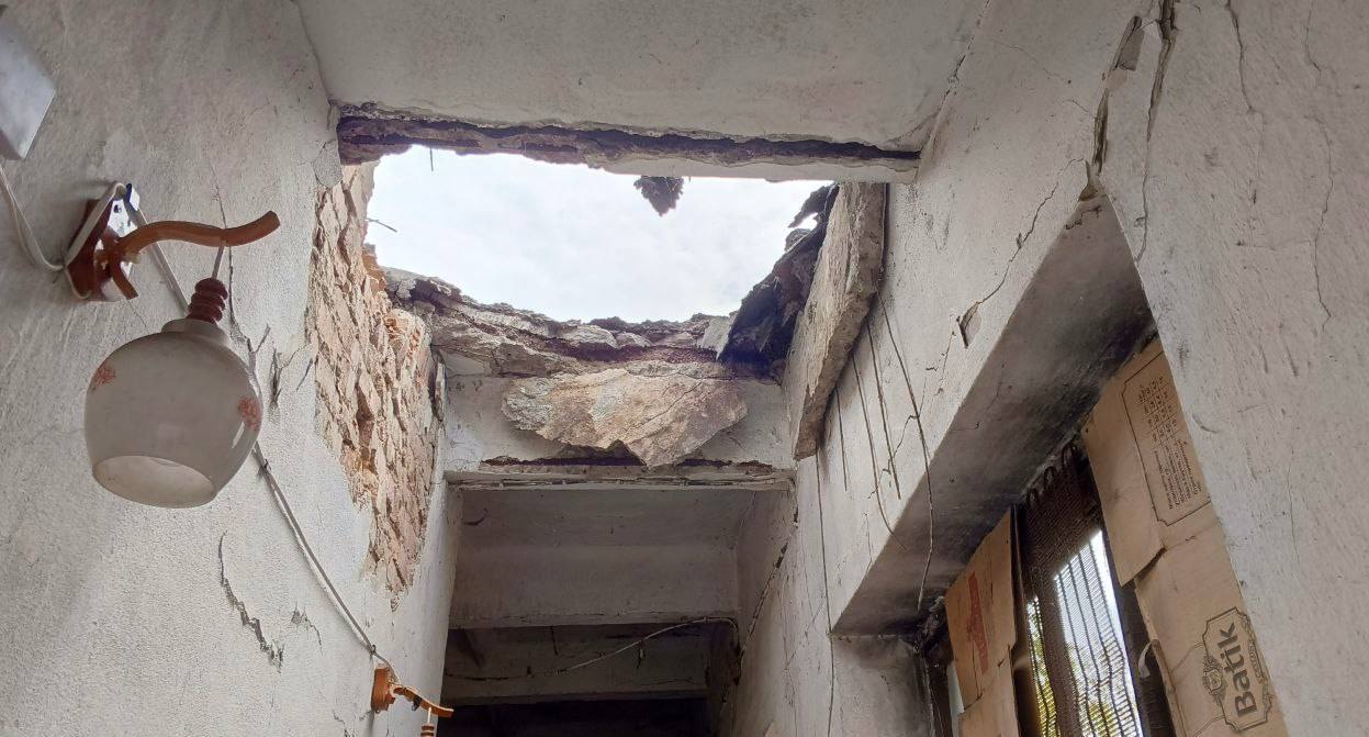 Без света остались 27 тысяч человек в Херсонщине из-за атак ВФУ  Также в 7 округах загорелись леса. Пожары потушили.  «Обесточены 46 населенных пунктов в трех муниципалитетах, без света остались 27 тысяч человек. Социальные объекты обеспечены резервным питанием. Ремонтные бригады уже приступили к работе», — сообщил губернатор Херсонской области Владимир Сальдо.  А в Костогрызово и Новой Збурьевке ВФУ повредили здания.   Враг также обстрелял 9 населенных пунктов.     Новое.Медиа в Херсонщине