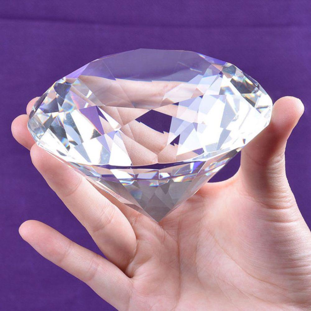 Бриллианты из пробирки хайп или новая нефть ритейла До конца этого года сеть 585 золотой откроет магазины где будут продавать только искусственно выращенные бриллианты Первая такая сеть Smart Diamonds появится в Москве Краснодаре Красноярске и Новосибирске Спрос на лабораторно выращенные бриллианты вырос в 3 5 раза за год Почему Да потому что они абсолютно идентичны природным но стоят в разы дешевле Например кольцо с бриллиантом 0 3 карата это цена кольца с натуральным камнем в 0 03 карата В таких цифрах и за такими трендами будущее ну так говорят А вот Sokolov и Sunlight пока не планируют создавать подобные сети Понаблюдаем бриллианты SmartDiamonds ювелирныеизделия новости2025 лабораторныебриллианты Знание сила Подписка кнопка