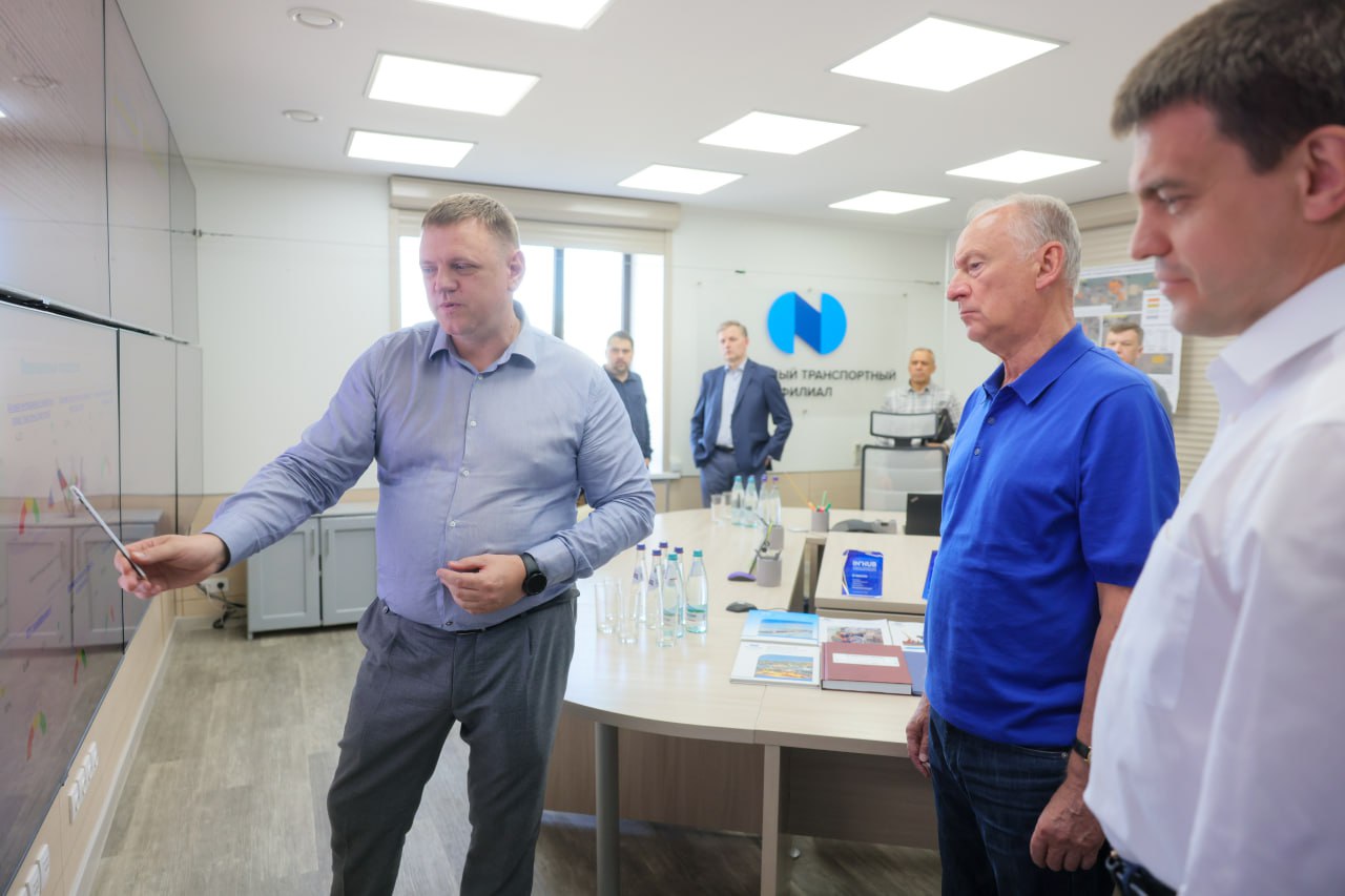 На развитие портов Дудинки и Диксона выделили 21,5 млрд рублей Делегация в составе помощника президента России и председателя Морской коллегии Николая Патрушева, полпреда президента РФ в СФО Анатолия Серышева и губернатора Красноярского края Михаила Котюкова сегодня, 11 июля, побывала в порту Дудинки. Это единственный в мире морской порт, работающий круглогодично в условиях Крайнего Севера. Ежегодно он принимает до 4 млн тонн грузов и обслуживает грузопоток «Норникеля». «К 2030 году Дудинский морской порт увеличит свою оборачиваемость до 5 млн тонн в год за счёт расширения мощностей. На развитие порта и строительство новых причалов направлено 21,5 млрд рублей», – рассказал первый вице-президент – руководитель блока по взаимодействию с органами власти Норникеля Николай Уткин. Инициативу модернизировать порт Дудинки поддержал Николай Патрушев: «Успешная модернизация инфраструктуры портов Диксон и Дудинка, создание на их базе мультимодальных хабов будет способствовать повышению безопасности мореплавания и наращиванию транзита грузов в Азиатско-Тихоокеанский регион, а также решению социально-экономических задач, прежде всего созданию новых рабочих мест, развитию инфраструктуры региона, повышению уровня жизни населения». Губернатор Красноярского края отметил, что важно и развивать инфраструктуру для жизни: «Для устойчивого развития Арктики необходимо комплексно улучшать условия жизни людей. По поручению Президента мы подготовили планы развития Норильска, Дудинки и Диксона, где особое внимание уделяется строительству жилья, социальных объектов и другой инфраструктуры необходимой для жизни в условиях Арктики. Такую работу уже сейчас проводим в наших северных населенных пунктах вместе с федеральным центром и компаниями работающими в Заполярье». В проекты арктической зоны нашего региона инвестировали около 12 трлн рублей, на территории появится около 90 тысяч новых рабочих мест, добавили в правительстве Красноярского края. Фото: Александр Черных, пресс-служба правительства Красноярского края