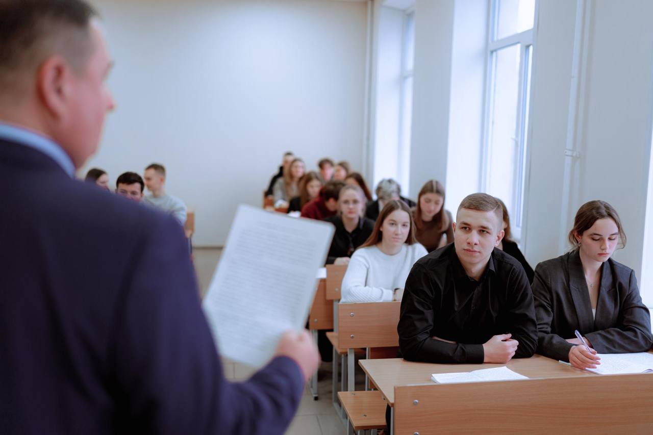 Фестиваль науки объединит в херсонском педвузе педагогов и студентов Мероприятие продлится до конца декабря В Херсонском государственном педагогическом университете проходит двухмесячный Фестиваль науки Он продлится до конца 2025 года и охватит профессорско преподавательский состав молодых ученых аспирантов и студентов Для нашего университета Фестиваль науки это не просто ряд мероприятий а стратегическая инициатива Он выполняет несколько ключевых функций Во первых это мощный инструмент для интеграции образования и науки позволяющий студентам сразу погружаться в исследовательскую среду Во вторых это эффективная площадка для презентации наших разработок и установления партнерских отношений И наконец это наш вклад в формирование научной культуры и просвещение широкой общественности отметила проректор по научной и инновационной деятельности ХГПУ Татьяна Шушара В рамках фестиваля запланированы научные конференции и симпозиумы экспертные круглые столы и панельные дискуссии открытые лекции мастер классы научные вебинары и онлайн трансляции У каждой недели фестиваля будет определенная тематика Так в педвузе пройдут мероприятия посвященные гуманитарным наукам цифровой педагогике экологии и устойчивому развитию Херсонский государственный педагогический университет находится в ведении Минпросвещения России Напомним на федеральной территории Сириус прошла рабочая встреча Министра просвещения Российской Федерации Сергея Кравцова председателя Совета федеральной территории Сириус руководителя Образовательного Фонда Талант и успех Елены Шмелевой и президента Международной естественно научной олимпиады юниоров IJSO Эмиэля де Клейна Участники обсудили вопросы проведения в России IJSO 2025 Как отметил глава Минпросвещения России подобные мероприятия являются еще одним шагом к будущему миру и дружбе между школьниками из разных стран