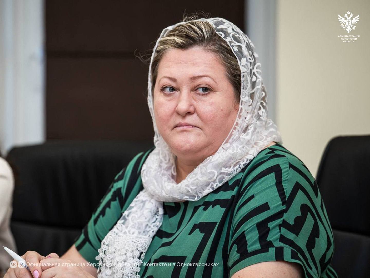 В детском саду «Ручеёк» в Чаплинском округе проведут капитальный ремонт   Учреждение включено в проект «Единой России» «Новая школа». Решение озвучил Губернатор Херсонской области Владимир Сальдо в ходе приёма граждан по вопросам образования.  По словам представителей родительского комитета, здание 1970-х годов постройки ни разу не ремонтировалось капитально. Работы начнутся в ближайшее время — дополнительные средства на это предусмотрены за счёт федерального финансирования.  Также в рамках приёма был рассмотрен вопрос обновления сельского клуба в селе Семихатки. Подготовка сметы и оснащение объекта поручены профильным службам.  В селе Надеждовка детский сад остро нуждается в новом котле. Сейчас используется твердотопливное отопление, размещённое внутри здания. Поручено подготовить паспорт объекта для дальнейшего включения в программу ремонта.  Кроме того, губернатор предложил временные решения для семьи, воспитывающей ребёнка с расстройством аутистического спектра, — переезд в Скадовск или в пункт временного размещения на Арабатской стрелке, где доступны необходимые специалисты.  «Вся образовательная система Херсонской области нуждается в очень серьезном объеме работ для приведения в соответствие российским стандартам. Для того, чтобы эта работа была организована системно поставил задачу, чтобы были составлены паспорта каждого объекта с проблемами, а не достижениями», — отметил губернатор Херсонской области Владимир Сальдо.  Сайт   ВК   ОК  #Администрация_Херсонская_область