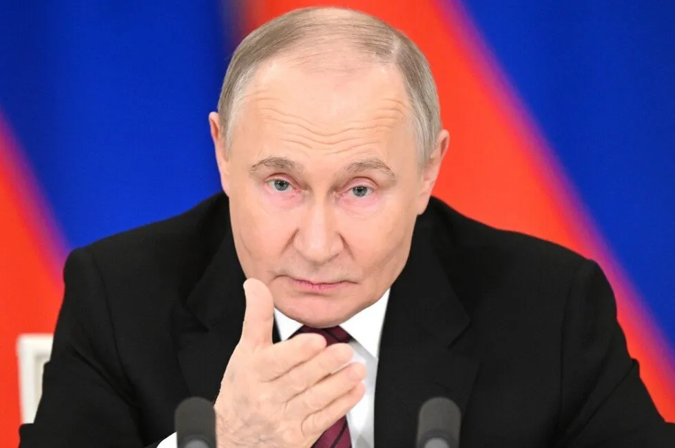 Путин поручил доработать систему возмещения ущерба жертвам мошенников На встрече в Кремле с вице премьером Дмитрием Григоренко Президент обратил особое внимание на роль банков и операторов связи в этой системе сравнив их со средством повышенной опасности Григоренко доложил что у финансовых организаций уже есть необходимые инструменты для борьбы с мошенничеством а закон четко определяет случаи когда они обязаны вернуть средства гражданам Читать полностью Фото Администрация Президента России  Подпишись на нас в MAX
