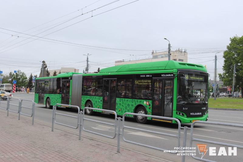 Челябинцев будут развозить на автобусах по домам после матчей Трактора Для болельщиков Трактора организуют четыре маршрута от ледовой арены в разные районы города Об этом сообщили в пресс службе МУП Служба организации движения Автобусы будут ходить в дни домашних матчей до Чурилово ЧМК улиц Мамина Чистопольской В выходные транспорт будет ждать болельщиков у ледовой арены Трактор в 18 00 в будние дни в 21 00 Подписаться на канал ЕАН Челябинск