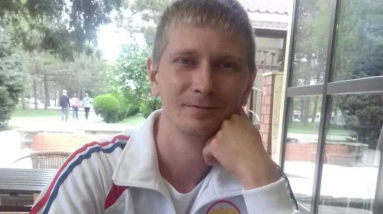 "Доктор Зло": журналисты установили личность врача, который пытал пленных украинцев в колонии №10 в Мордовии 34-летний Илья Сорокин пытал пленных просто для развлечения, отказывая им в оказании медицинской помощи. Личность Сорокина, которого украинские пленные прозвали "Доктором Зло" установили журналисты-расследователи проекта "Схемы" "Радио Свобода". Они также установили имена других сотрудников колонии №10, систематически пытавших пленных. В колонии, рассчитанной на 850 человек, по состоянию на апрель 2025 года содержалось около 700 военнопленных украинцев. Журналисты "Схем" получили данные о 177 украинских пленных, которым удалось вернуться из 10-й колонии. По их показаниям и был установлен Сорокин. Он вообще не оказывал медецинской помощи но каждый день пытал кого-то из пленных электрошокером. Сорокину 34 года. Он женат, имеет двух дочерей. Родился и проживает в мордовском селении Потма. С 2018 г. работал в медчасти колонии №10. В конце прошлого года пошел служить и взял себе позывной "Доктор". Сейчас он несет службу в силах материально-технического обеспечения. Подписаться