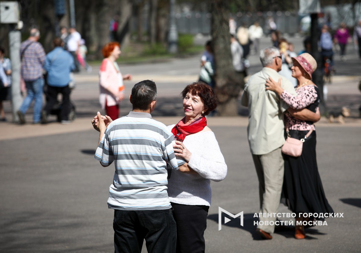 1 мая более чем в 50 московских парках стартует новая сезонная программа, в рамках которой для горожан и гостей столицы вплоть до осени ежемесячно будет проходить больше 3 тысяч мероприятий. Так, в парках оборудованы современные детские, творческие и спортивные площадки, беседки для чтения, сцены для спектаклей и концертов. Там организуют уроки танцев, пленэры, тренировки и соревнования, занятия экоклубов и познавательные игры. Ждут всех – и москвичей, и гостей столицы, отметила заммэра Наталья Сергунина. «Москва»