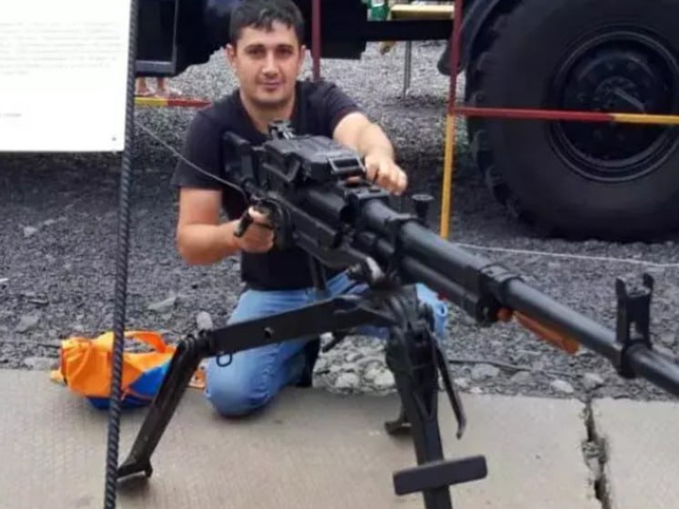 В зону проведения СВО ушел оправданный за убийство экс-депутат из Ростовской области В зону проведения специальной военной операции ушел депутат из Ростовской области, которого оправдали за убийство и сбыт наркотиков. Об этом сообщает портал DonDay, ссылаясь на собственный источник. Речь идет о громкой истории, в которую попал бывший депутат Собрания депутатов Чалтырского сельского поселения Аршак Бардахчиян. История произошла еще в 2020 году, тогда в Чалыре нашли застреленным 37-летнего бизнесмена Владислава Богданова. Позже задержали подозреваемого — Аршака Бардахчияна, который полностью отрицал свою вину. В процессе судебного разбирательства возникла проблема: оказалось, что рассмотрение дела не входит в компетенцию данного суда. Большинство присяжных заседателей оказались связаны знакомством с обвиняемым. По этой причине состав коллегии неоднократно менялся, что привело к затягиванию процесса на целых полтора года. В процессе судебного разбирательства возникла проблема: оказалось, что рассмотрение дела не входит в компетенцию данного суда. Большинство присяжных заседателей оказались связаны знакомством с обвиняемым. По этой причине состав коллегии неоднократно менялся, что привело к затягиванию процесса на целых полтора года. Подписаться на "Новости Ростова" Прислать новость