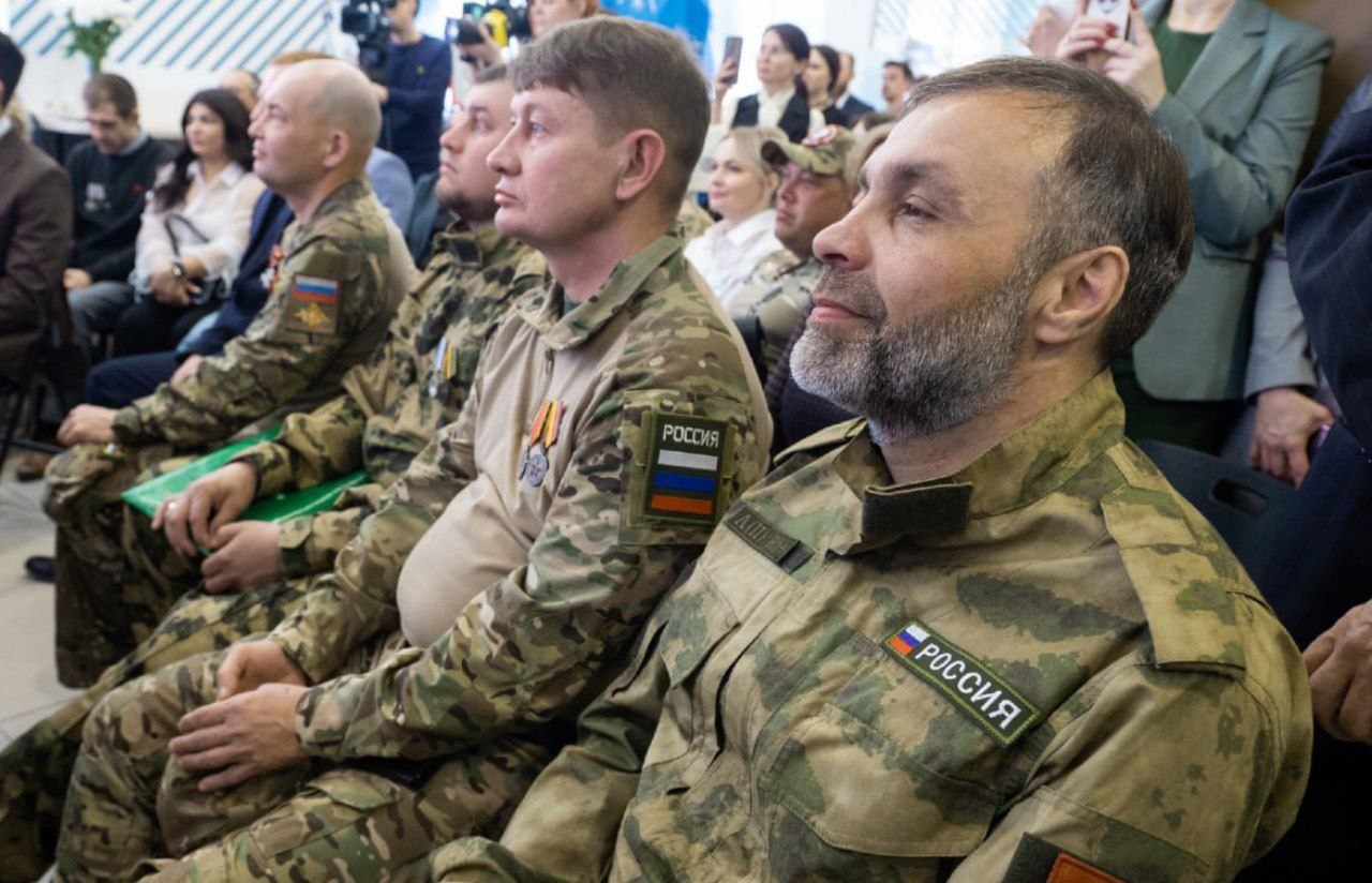 Сбер подключился к программе Единой России «СВОй бизнес» Банк доработает образовательный модуль для ветеранов СВО, которые хотят начать собственное дело, а также обеспечит их экспертной поддержкой. Мы объединяем усилия со Сбербанком, чтобы создать новые возможности для старта бизнеса участниками спецоперации и членам их семей по всей стране. География проекта «СВОй бизнес» постоянно расширяется. До конца года он охватит более 40 регионов. С учетом разветвленной сети Сбера получить профессиональную поддержку смогут ещё больше ветеранов спецоперации, - подчеркнул секретарь Генсовета Владимир Якушев. Программа "СВОй бизнес" — это шанс найти себя в новой роли. Помимо знаний мы предоставляем менторство опытных специалистов и помогает быстрее выйти на рынок. Уверен, что наши сотрудники помогут многим ветеранам СВО построить успешные компании. Вместе с Единой Россией, "Опорой России" и Корпорацией МСП, а также региональными органами исполнительной власти мы будем создавать оптимальные условия для начинающих предпринимателей, чтобы они могли как можно быстрее адаптироваться к гражданской жизни, реализовать себя в бизнесе и внести свой вклад в развитие отечественной экономики, - отметил первый заместитель Председателя Правления Сбербанка Александр Ведяхин.