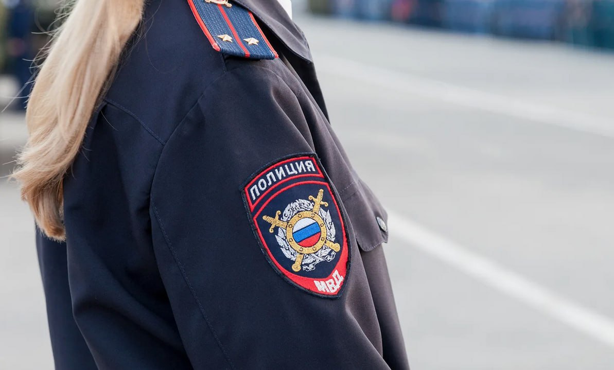 Полиция установила личность малолетней которая находилась на проезжей части дороги на улице Ломоносова в Уссурийске В ходе мониторинга социальных сетей сотрудники полиции выявили публикацию о нахождении малолетнего ребёнка на проезжей части дороги на улице Ломоносова и незамедлительно приступили к проведению проверки В ходе проверочных мероприятий инспекторы по делам несовершеннолетних отдела МВД России по городу Уссурийску установили личность малолетней и ее законных представителей Опрошенная 30 летняя мать годовалой девочки пояснила что находилась с детьми дома и раздела младшую дочь чтобы помыть Один из сыновей пошел к колонке за водой и не закрыл за собой калитку а сестра выбежала за ним Увидев что младшая сестра выбежала на проезжую часть старшая увела ее с проезжей части и отправила домой Установлено что семья полная на учете в органах внутренних дел не состоит Инспектором по делам несовершеннолетних в отношении законного представителя малолетней составлен административный протокол по статье 5 35 КоАП РФ за ненадлежащее исполнение родительских обязанностей Собранные материалы сотрудники полиции направят в комиссию по делам несовершеннолетних и защите их прав t me prim police vk com public180487861 ok ru group 55028167540942 25 мвд рф