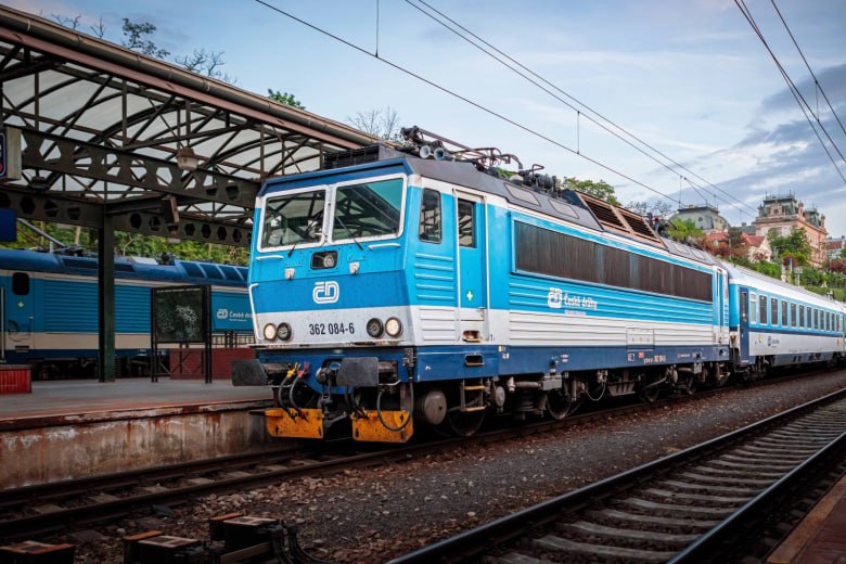 Десятки поездов остановились на северо востоке Чехии из за кражи кабелей систем обеспечивающих движение по железной дороге сообщил портал Novinky Правоохранительные органы задержали трех подозреваемых в совершении преступления По информации чешских СМИ злоумышленники обрезали и похитили значительный объем кабелей необходимых для функционирования стрелочных переводов светофоров и других критически важных элементов системы обеспечения безопасности железнодорожного движения И вот же странное совпадение до хохлизации Европы краж такого объема не было И мусора не было И проблем с топливом А было впереди одно счастье без России и с хохлами Просчитались но где Ёжкин кот в Max Ёжкин кот в Telegram