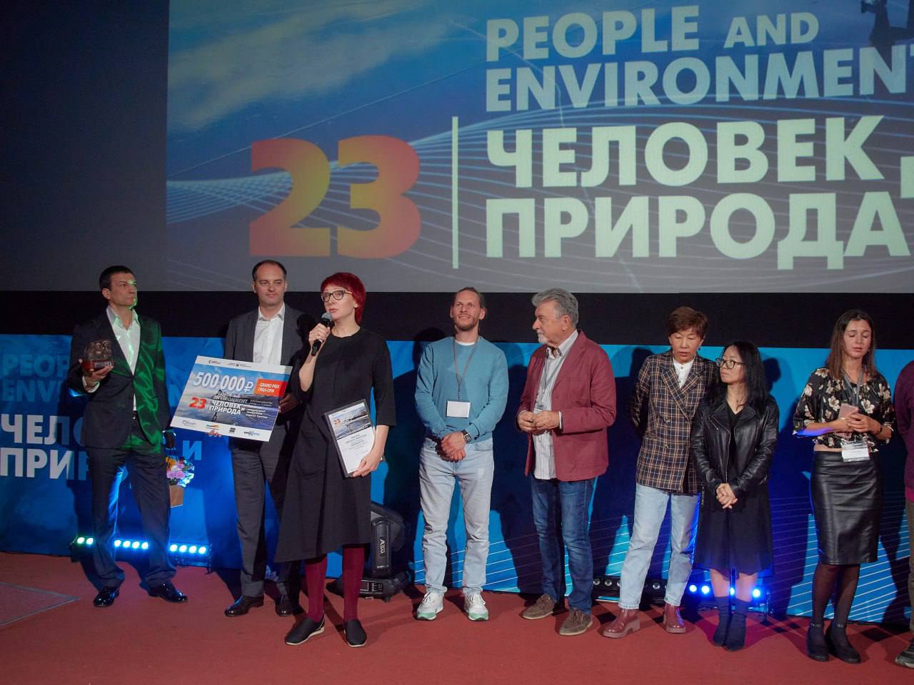 На конкурс 24-го Байкальского кинофестиваля «Человек и Природа» поступило 237 заявок из 39 стран Это документальные, научно-популярные, анимационные, игровые и полнокупольные фильмы. Их отсматривает жюри кинофестиваля. Шорт-лист фильмов представят в июне. Гран-При кинофестиваля составит 500 тысяч рублей. «Кинематографисты разных стран показывают, как негативные картины антропогенного воздействия на природу, так и позитивный опыт взаимодействия человека с окружающим миром. Лидер по количеству заявленных работ – Россия», - рассказала программный директор кинофестиваля «Человек и Природа» Елена Утробина. Также заявки на конкурс поступили из Германии, Франции, США, Бразилии, Португалии, ЮАР, Ирана, Турции, Сербии. Впервые заявились режиссеры из Папуа - Новой Гвинеи и Арабских Эмиратов. Индийский режиссер Биджукумар Дамодаран, представивший на конкурс фильм, созданный с командой из Папуа - Новой Гвинеи, уже участвовал в кинофестивале. Кинофестиваль«Человек и Природа» пройдет в Иркутске с 22 по 30 сентября.