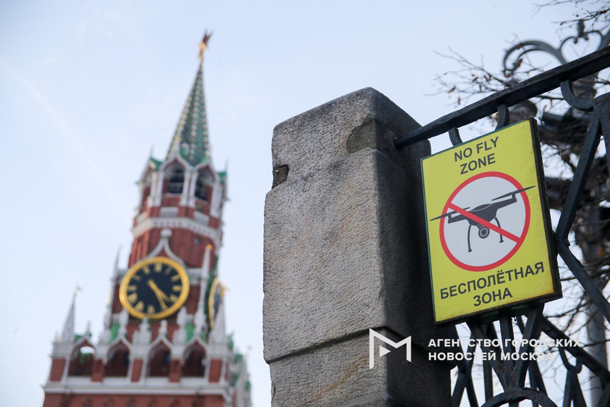 Полиция в преддверии майских праздников напомнила москвичам о штрафах до 50 тысяч рублей за запуск БПЛА. Также горожан просят не использовать пиротехнику. Как отметили в столичном главке МВД, в Москве введена бесполетная зона для всех видов летательных аппаратов. Несанкционированный запуск влечет за собой административную и уголовную ответственность. В период подготовки масштабных праздничных мероприятий в городе Москве, посвященных 80-летнему юбилею Победы в Великой Отечественной войне 1941-1945 годов, полицейскими усилена работа по пресечению незаконных полетов всех беспилотных летательных аппаратов, включая коптеры, дроны, авиамодели и другие. В соответствии с законодательством сотрудники полиции вправе пресекать путем уничтожения полет любых беспилотных воздушных аппаратов в целях защиты жизни, здоровья и имущества граждан. Кроме того, жителям и гостям столицы не рекомендуется использовать пиротехнику в связи с участившимися случаями провокаций. Следует воздержаться от запуска петард, фейерверков, ракет и прочих аналогичных изделий в помещениях, с балконов и лоджий, вблизи жилых домов и хозяйственных построек. «Москва»