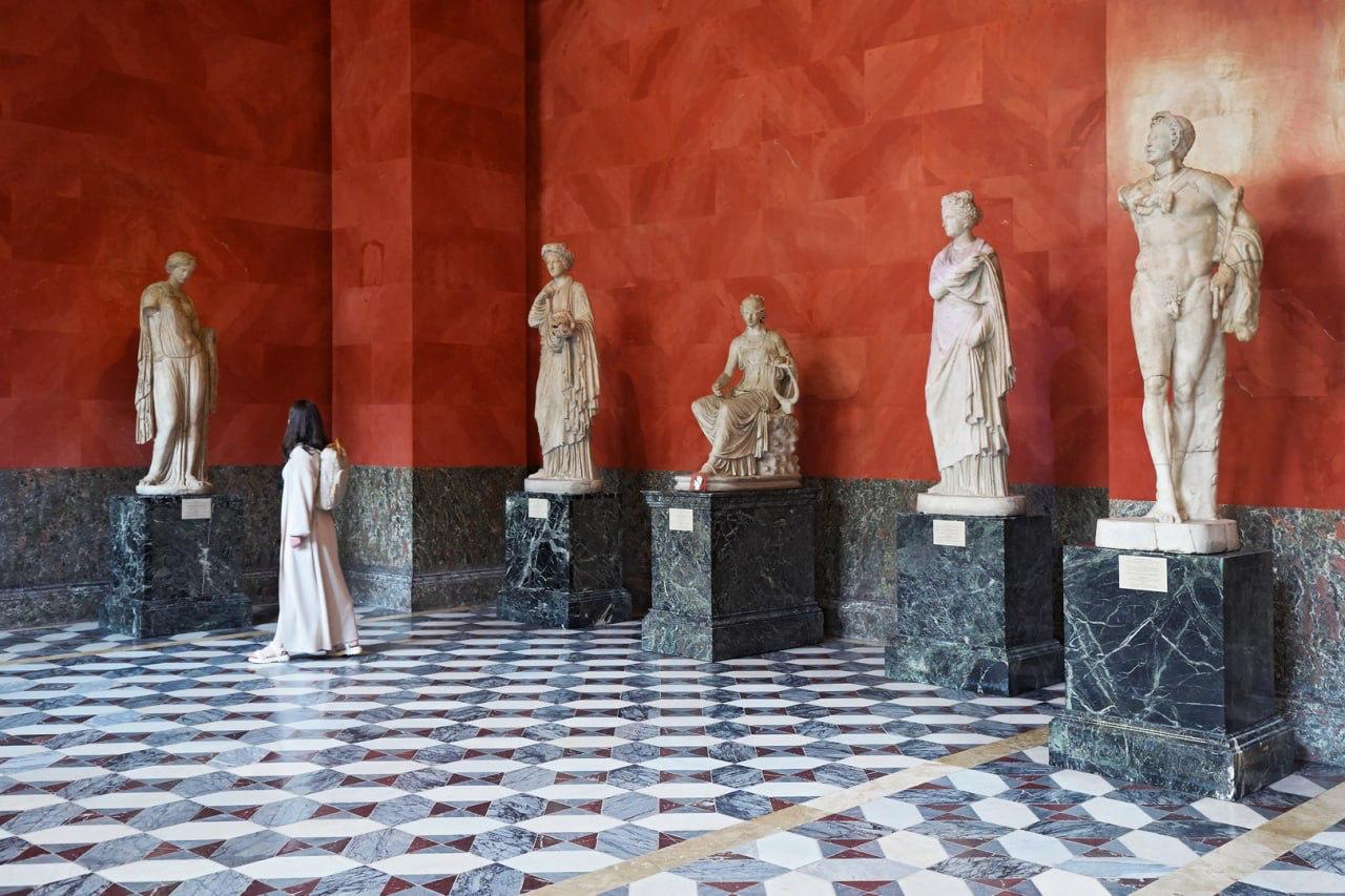 Бесплатно сходить в Эрмитаж можно будет в это воскресенье Где и как получить билеты 7 декабря 2025 года в День Святой Екатерины покровительницы Эрмитажа вход в музей будет бесплатным Детали Билеты для бесплатного посещения появятся на официальном сайте 5 декабря в 10 00 Дополнительные партии для Главного музейного комплекса и Главного штаба будут доступны в 16 00 того же дня и 6 декабря в 10 00 В музее предупреждают при большом наплыве желающих сайт может работать медленнее Кроме того обычно во время подобных акций билеты быстро заканчиваются Получить бесплатный билет в день акции можно будет и в кассах музея которые будут открыты с 11 00 до 17 00 Для этого придется отстоять очередь При этом посетить филиал Эрмитажа в районе Старая Деревня можно будет только в составе экскурсионной группы количество билетов на которые ограничено Экскурсии начнутся от кассы которая 7 декабря откроется в 10 15 и будут длиться час Фото Эрмитаж Подписывайтесь на Бумагу и предлагайте новости