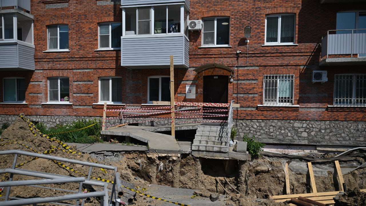 Знаменитый провал у дома на Крещенской устранят за 44 миллиона Огромный провал образовался этим летом у подъезда дома 2 на Крещенской после ливней Его засыпали но тогда вода начала топить подвал здания Чтобы в следующем году проблема не повторилась мэрия выделила десятки миллионов на ремонт ливневого коллектора в этом месте Прочитать статью полностью Подписаться на DVHAB   Написать в DVHAB