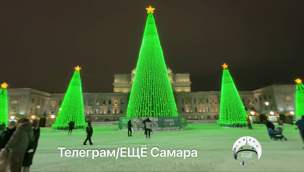 Елочный комплекс на площади Куйбышева будет открыт до 1 февраля Только только закончились праздники а горожане заметили как на главной площади Самары демонтируют новогодние убранства Не переживайте Демонтаж лишь частичный убирают видеооборудование из за ожидаемых перепадов температур Об этом сообщили в мэрии Остальные же убранства и развлечения остаются До каких же чисел у нас на площади будет праздничная атмосфера Елочный комплекс с медиагирляндами будет открыт до 1 февраля Катки будут открыты до 1 марта   КП Самара ЕЩЁ Самара в МАХ Подписаться на ЕЩЁ Самара Прислать НОВОСТЬ
