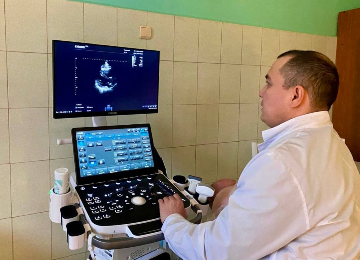 В поликлинике района Бекасово обновили оборудование В рабочем поселке Киевский появился аппарат УЗИ экспертного класса Новый прибор сократит время проведения сеанса ультразвукового исследования и позволят опытным врачам оперативно диагностировать заболевания Отличие экспертного аппарата УЗИ от обычного заключается в четкости и контрастности картинки которая позволяет специалистам видеть сквозь ткани и различать даже самые мелкие изменения Кроме того оборудование может визуализировать кровоток в органах и сосудах в режиме реального времени измерять жесткость и эластичность тканей что поможет врачам выявить патологии и отличить доброкачественные образования от злокачественных Процедура проходит быстро безопасно и информативно результат можно получить сразу после ее завершения Её проводит опытный врач специалист с многолетним стажем Сарвар Абдуганиев Дети и взрослые могут пройти диагностику бесплатно по полису обязательного медицинского страхования Записаться на обследование можно по телефонам 7 495 846 34 89 7 495 846 32 85 Прислать информацию в канал Подписаться на новости Новой Москвы Новая Москва в Max