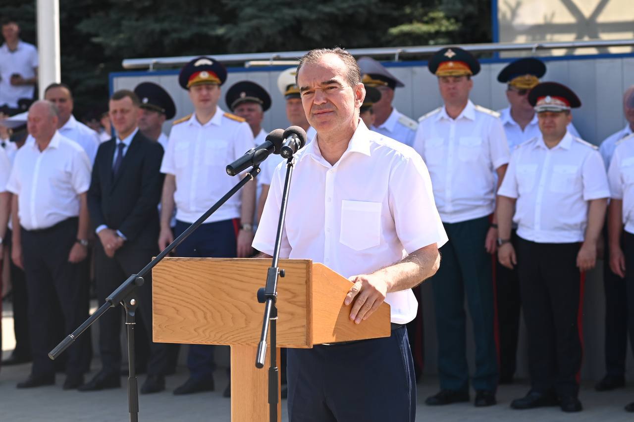 Вениамин Кондратьев поздравил выпускников Краснодарского университета МВД России с окончанием учебы. Глава региона вручил им дипломы и пожелал всегда верить в свой успех, не отступать перед трудностями и твердо идти к поставленной цели. Еще вчера они были курсантами, а сегодня — офицеры полиции, готовые защищать закон и правопорядок. Это высокая честь и огромная ответственность. Вскоре наши молодые специалисты разъедутся по всей стране, где их ждет нелегкая, но благородная служба. Им предстоит бескомпромиссно противодействовать преступности, которая постоянно меняется и становится все более изощренной. Важно помнить, что от принятых решений зависят судьбы людей, поэтому необходим взвешенный и обдуманный подход. Теперь заботиться о безопасности жителей и гостей края — наша общая задача. Уверен, каждый из выпускников справится со всеми вызовами. Кубань 24