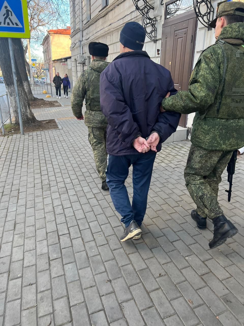 В Севастополе прокуратура передала в суд уголовные дела о госизмене и подготовке теракта Двух бывших военнослужащих ВСУ — 51-летних Сергея Лихоманова и Руслана Черного-Швеца — обвиняют в передаче украинской разведке данных о российских военных объектах. Лихоманов также получил от СБУ взрывчатку для подрыва железнодорожного моста, но ФСБ успело изъять устройства. Оба уже осуждены за хранение взрывчатых веществ и теперь могут получить дополнительные сроки по более тяжким статьям. Подпишись на «КП-Севастополь»