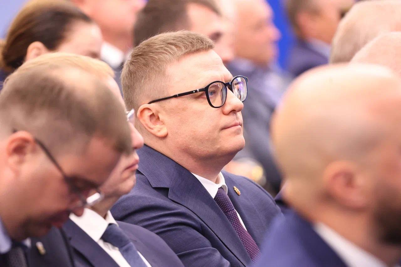 В Москве принял участие в заседании генерального совета «Единой России» под председательством Дмитрия Анатольевича Медведева. Ключевая тема обсуждения — Единый день голосования 2025 года. Напомню, в Челябинской области состоятся выборы депутатов Законодательного собрания области 60 мандатов и депутатов представительных органов местного самоуправления 723 мандата . Региональное отделение партии, местные отделения активно готовятся к этому важному событию. Напомню, «Единая Россия» — единственная политическая сила, которая открыто и гласно выбирает кандидатов. Предварительное голосование в Челябинской области прошло с высокой явкой. Жители выбрали кандидатов, которые представят партию на сентябрьских выборах. Для меня важно, что в этом списке 74 участника специальной военной операции - наши герои, которым не надо доказывать свою преданность Родине и людям, а также их матери и жены. Настраиваю наших кандидатов на открытый и честный диалог с избирателями. У «Единой России» есть конкретные результаты работы — строительство новых медицинских объектов, школы и детские сады, газификация наших сёл. Постоянно в зону СВО и в города на Донбассе уходят гуманитарные грузы. И многое другое. Но и сделать предстоит немало. И определить планы нужно вместе с жителями, открыто обсуждая проблемы.