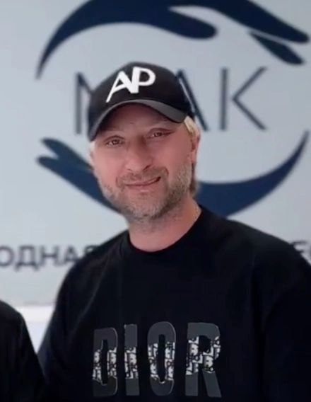 Евгений Плющенко сделал "лисьи глазки" у Хайдарова 42-летний олимпийский чемпион навел красоту - фигурист сделал блефаропластику у друга Примадона, хирурга Тимура Хайдарова. Как вам новые "лисьи глазки" мужа Рудковской? Новости Шоу-Бизнеса