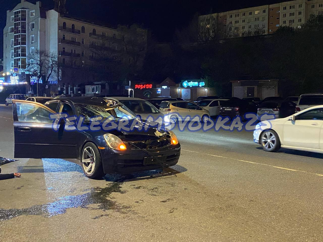 Во Владивостоке этой ночью 19-летний гонщик насмерть сбил мужчину на пешеходном переходе — подробности смертельной аварии 19-летний водитель Skyline сбил мужчину на пешеходном переходе. Первый удар был настолько сильным, что после столкновения погибший подлетел в воздух и приземлился на крышу автомобиля. Мужчина скончался до приезда скорой помощи. По уточненной информации, от пешеходного перехода погибший пролетел около 100 метров. Источник АВТОГАРАНТ Админу