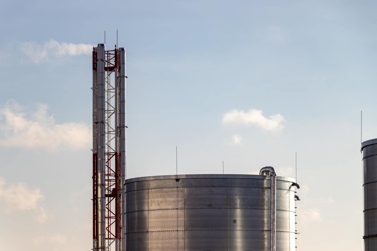 На нефтебазе в Мурманской области произошел разлив 80 тонн топлива На нефтебазе в Оленегорске Мурманской области произошел разлив 80 тонн бензина марки АИ 95 Об этом сообщили в региональном ГУ МЧС Инцидент произошел накануне вечером по адресу Промышленный проезд д 11 По данным ведомства причиной стало нарушение герметичности трубопровода связанного с резервуаром для бензина По состоянию на 1 50 12 января 2026 года проводятся подготовительные работы для откачки нефтепродуктов и загрязненного снега с целью дальнейшей утилизации Для ликвидации разлива к месту происшествия прибыл личный состав экологической организации Экоспас уточнили в МЧС Фото Егор Снетков Коммерсантъ kommersant sz