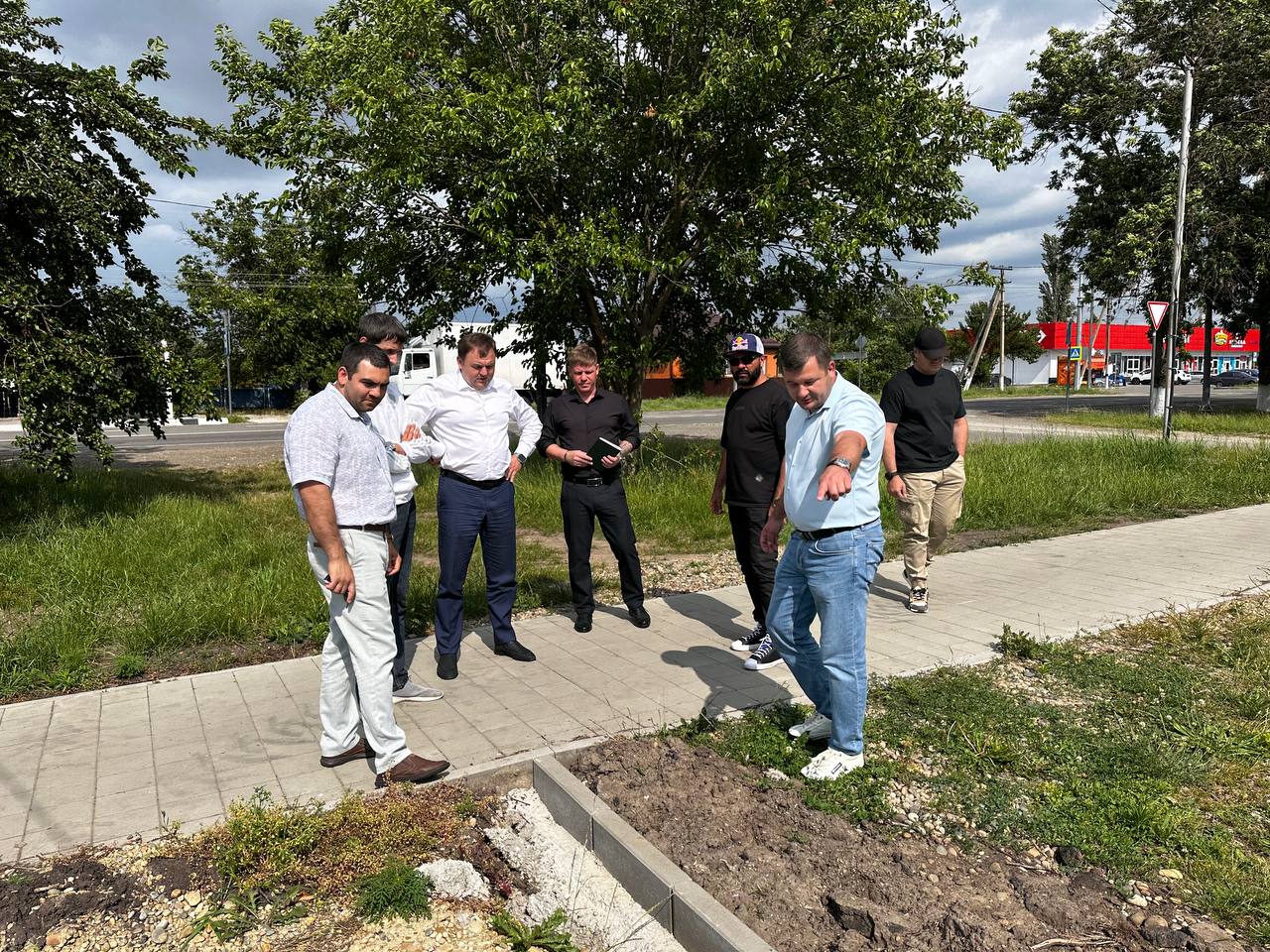 Благоустройство улицы Мира продолжается Глава Курганинского городского поселения Василий Руденко сегодня встретился с подрядчиками на объекте. Глава города обсудил текущий проект благоустройства, который включает установку бордюров, озеленение, прокладку кабелей и установку опор для освещения. - Обязательно появятся малые архитектурные формы МАФы с подсветкой. Улица Мира будет радовать не только жителей нашего города, но и всех, кто проезжает транзитом через него. Подрядчику напомнил о сроках выполнения работ, - отметил Василий Павлович. ГЛАВНЫЕ НОВОСТИ