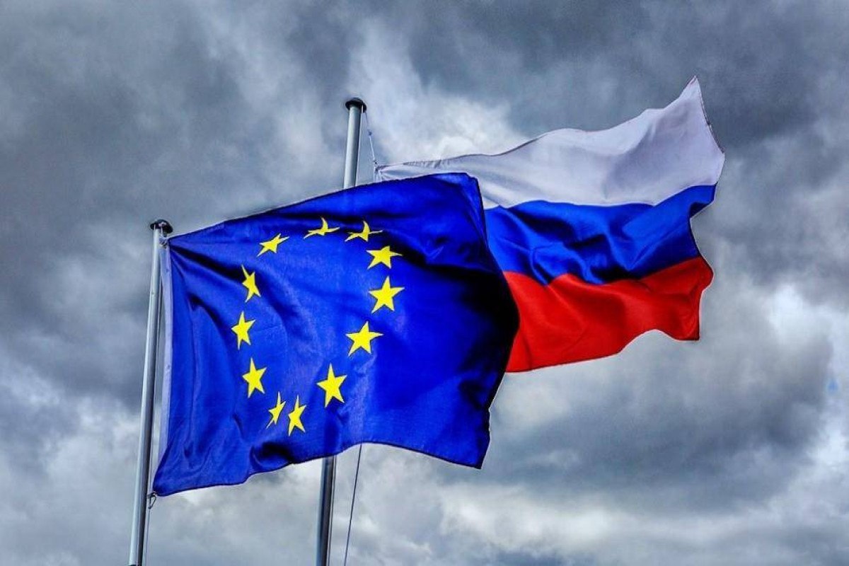 Нидерланды ожидают согласования очередного пакета санкций против РФ через две недели  Об этом заявил исполняющий обязанности премьер-министра королевства Дик Схоф.   «Мы ожидаем, что консенсус [по 18-му блоку рестрикций] скоро будет достигнут», – сообщил он журналистам по итогам прошедшего в Брюсселе саммита ЕС.  Он также объяснил, что формальное продление всех действующих рестрикций уже состоялось, однако новый пакет пока обсуждается.   Подпишитесь на «Абзац»   Добавьте «Абзац» в ленту «Дзена»