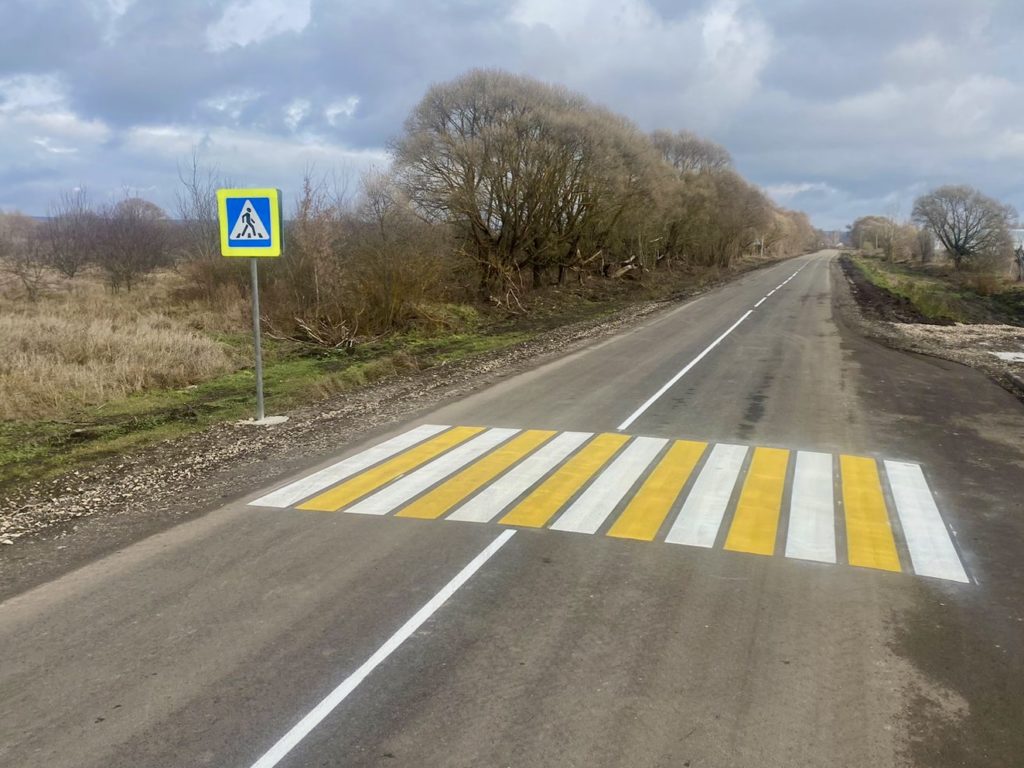 В Путятинском округе отремонтировали дорогу по обращениям жителей При формировании плана дорожных работ в рамках нацпроекта Инфраструктура для жизни в регионе учитываются пожелания жителей В 2025 году по таким обращениям был отремонтирован ряд ключевых участков дорог Один из них автодорога Путятино Строевское в Путятинском округе Протяженность отремонтированного участка составила более 6 км Дорога очень важна для местных жителей По ней ежедневно курсируют школьные автобусы она ведет к Путятинской поликлинике и сельскому дому культуры в селе Строевское На территории дома культуры работает библиотека Об этом информирует министерство транспорта и автомобильных дорог региона В ходе работ на объекте подрядчик полностью заменил асфальтобетонное покрытие нанес дорожную разметку и установил необходимые дорожные знаки Напомним что в 2024 году в Путятинском округе в рамках национального проекта Безопасные качественные дороги отремонтировали мост через реку Тырница Это также поспособствов