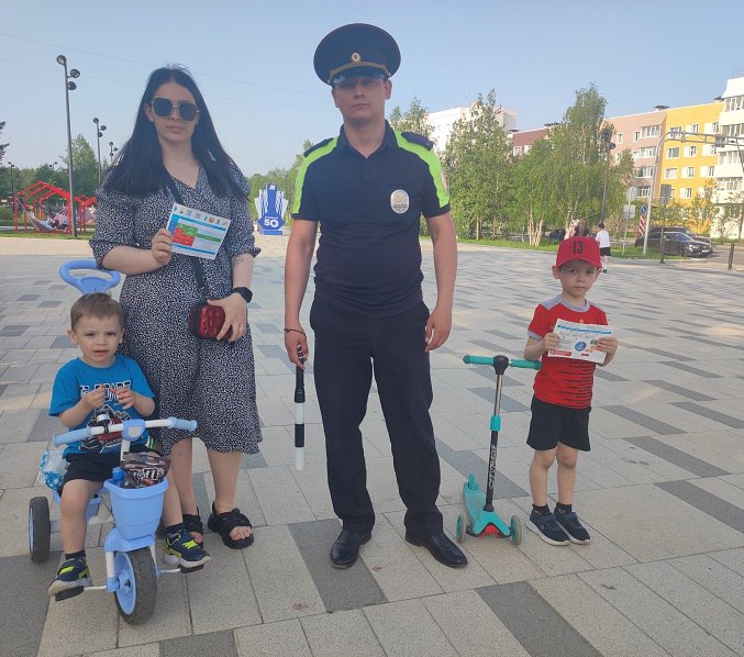 ‍ В Ноябрьске Госавтоинспекция провела акцию «Безопасное лето!».  Сотрудники Госавтоинспекции напомнили ребятам о правилах безопасного поведения на дорогах, особенно вблизи проезжей части и при переходе дороги. Особое внимание уделили велосипедам и самокатам: инспекторы объяснили, что перед «зеброй» нужно спешиться и переходить дорогу пешком, ведя транспорт рядом. В конце акции детям раздали памятки по безопасности и пожелали безопасного лета.     #мвдроссии #полиция #гибддянао #гибдд #янао #ноябрьск