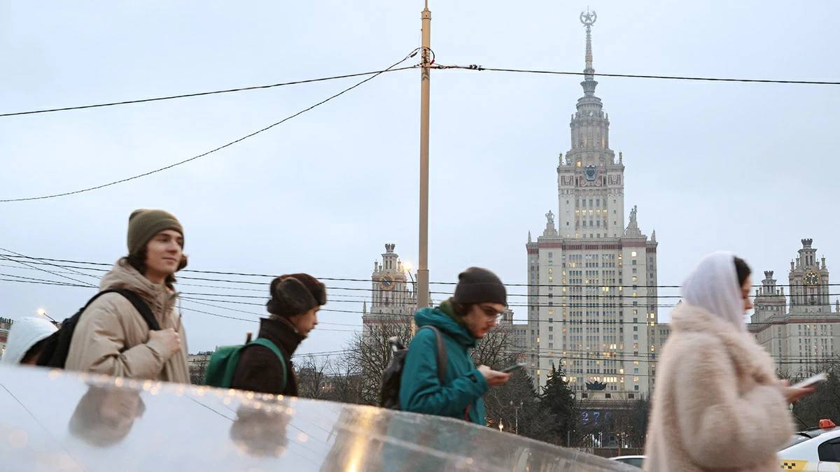 IT компании обяжут поддерживать вузы ради сохранения льгот До 1 июня 2026 го IT компании должны договориться с вузами о поддержке Это станет новым условием для сохранения IT аккредитации налоговых льгот и брони для сотрудников Речь идет о разработке образовательных программ участии сотрудников в преподавании и стажировках учащихся На поддержку вузов также придется направлять до 5 средств которые компании экономят благодаря льготам Пока требования коснутся только крупных игроков с выручкой от 1 млрд руб и штатом от 100 сотрудников Чат оцените инициативу или settersmedia news