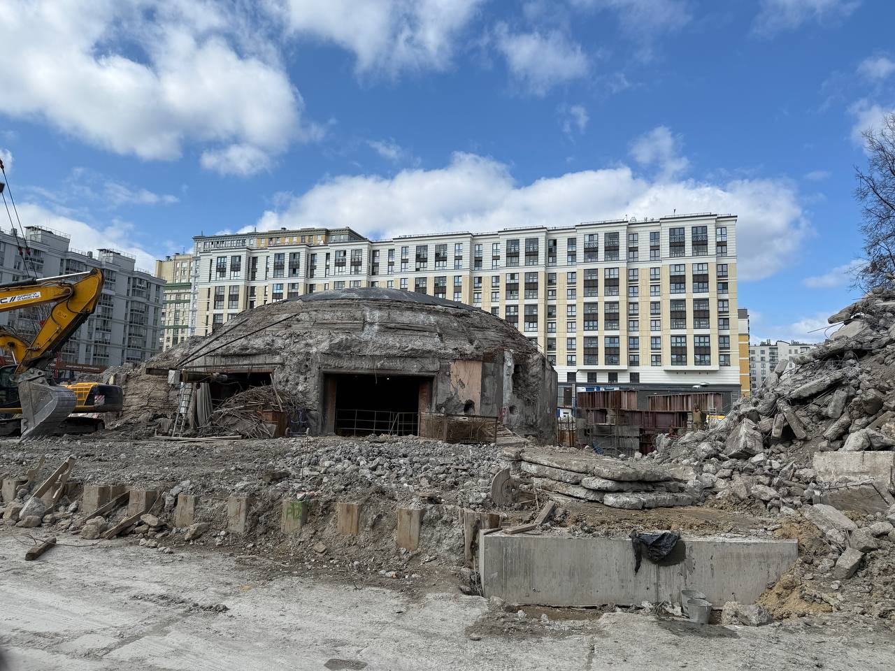 Посмотрите, как сейчас выглядит станция метро "Фрунзенская" Специалисты, задействованные в реконструкции станции метро "Фрунзенская" на Московско-Петроградской синей , закончили бурение буронабивных свай и приступили к сооружению стены будущего здания на арматуре колон, рассказали авторы telegram-канала "СПб Строительный Stroitelnui". "Будущий свайный фундамент вестибюля полностью готов", — отмечается в сообщении. Судя по фото, в данный момент о привычном для петербуржцев внешнем облике вестибюля станции метро "Фрунзенская", закрытой с прошлого лета, напоминает только его округлая форма. Фото: СПб Строительный Stroitelnui