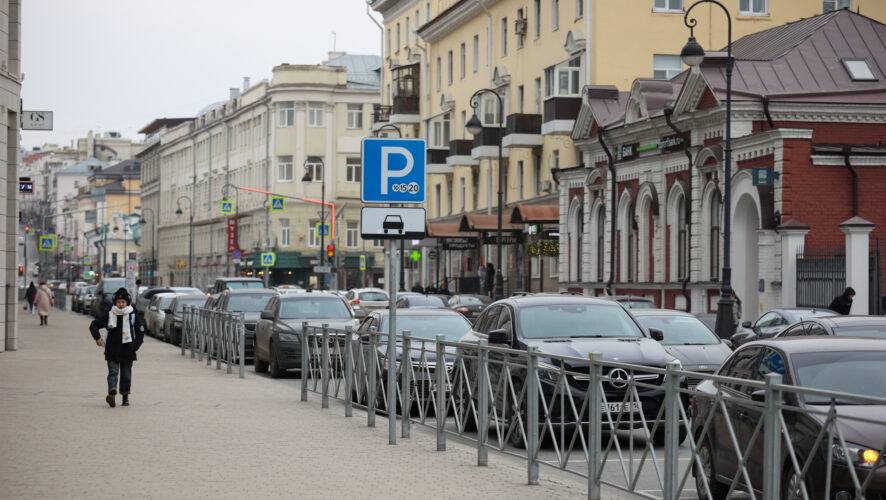 В Казани ужесточат санкции за неоплату парковки  В Татарстане меняют региональный КоАП, чтобы исключить возможность обжалования в судах санкций за неоплату муниципальной парковки. Таким образом власти хотят научить автовладельцев оплачивать парковку своевременно — за первые 15 минут, а не постфактум, чем они частенько грешат. А иначе штраф в 2,5 тысячи рублей оплачивать придётся в любом случае.  В Федерации автовладельцев убеждены, что «штрафы приносят больше доходов, чем система постоплаты», которая действует, например, в Москве. И далеко не всех чиновников это устраивает.  Действительно ли город хочет на этом зарабатывать? Или же истинная причина ужесточения санкций совсем другая? Разбираемся в этом непростом вопросе в материале.